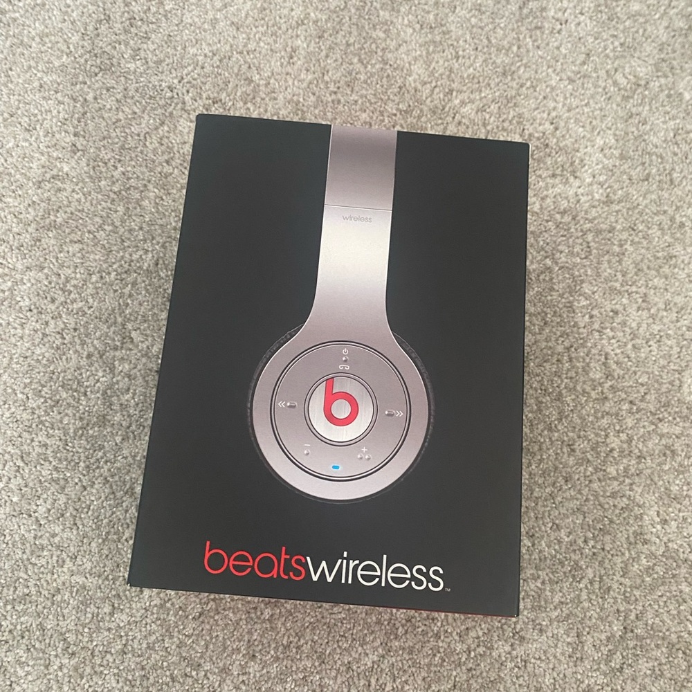 Beats by Dr. Dre Solo HD
Headband Wireless Headphones - Silver